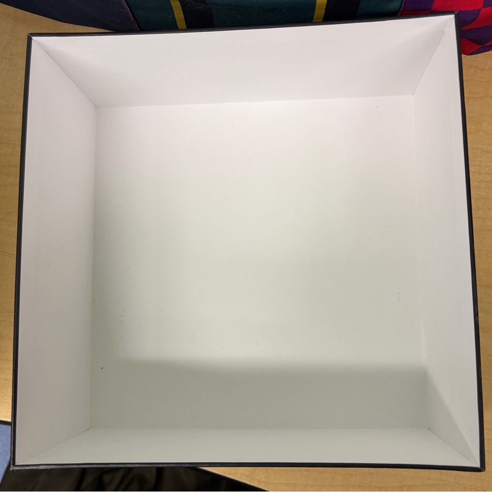 CHANEL Black Logo on White Box - Picture 3 of 4